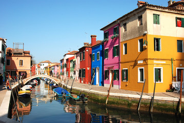 Fototapeta na wymiar case colorate sul fiume a burano