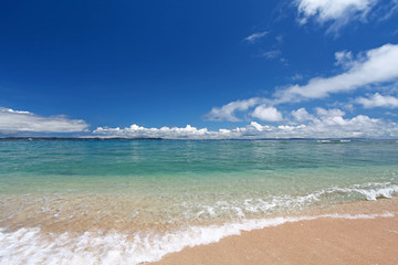 打ち寄せる波と砂浜