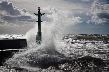 Afwasbaar Fotobehang Onweer Lantaarn en storm in de Oostzee