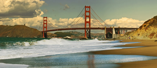 Panoramisch zicht op de Golden Gate bridge.