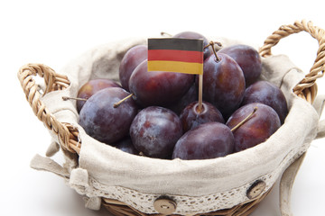 Pflaumen im Korb mit Deutschlandfahne
