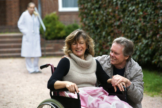 Älteres Paar - Frau sitzt im Rollstuhl