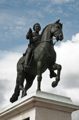 Fototapeta na wymiar statue henri IV à paris