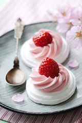 Obraz na płótnie Canvas strawberry merigue cakes