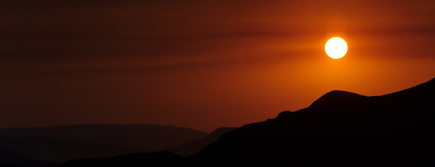 Obraz premium Colourful decline over mountains