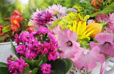 arrangement aus frischen gartenblumen mit lichteffekt