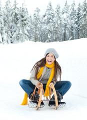 junge frau schlittenfahren