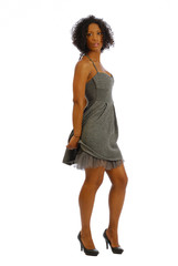 jeune femme en robe grise