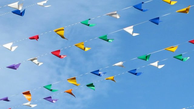Fanions multicolores dans le vent