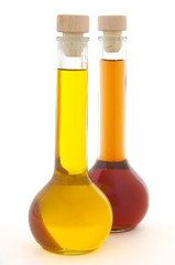 Essig und Öl in dekorativen Flaschen