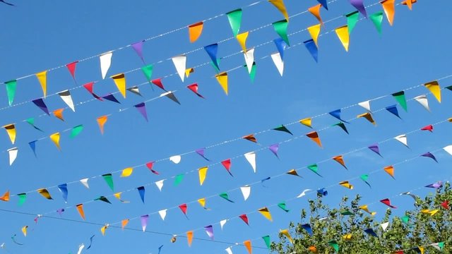 Guirlandes de fanions multicolores