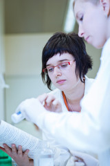 Naklejka premium female researchers carrying out research together in a lab