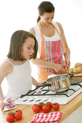 Mère et fille en cuisine