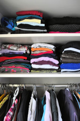 Kleidung im Schrank