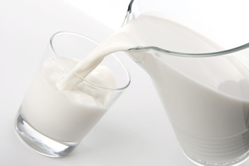 verre de lait et carafe sur fond blanc