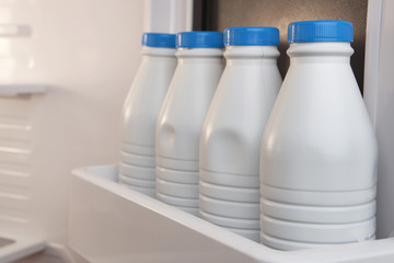 Bouteilles de lait dans réfrigérateur