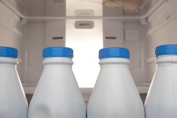 Bouteilles de lait dans réfrigérateur