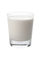 verre de lait isolé sur fond blanc