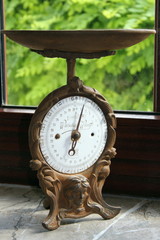 alte Eintellerwaage aus der Jugendstilzeit