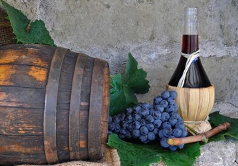 Fiasco di vino con grappolo d'uva