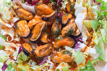 mejillones en salsa con lechuga