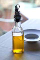 Obraz na płótnie Canvas Cuisine, gastronomie, huile d'olive, bouteille, table