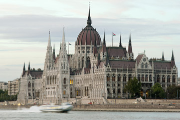 Fototapeta premium Hungarian parliament with ship