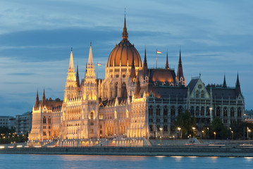 Fototapeta na wymiar Hungarian parliament at night