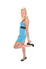 portrait d'une femme belle blonde en robe bleue