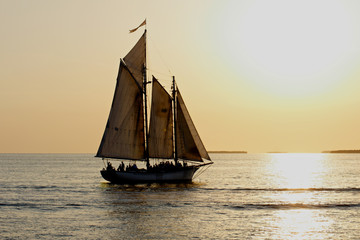 Fototapeta na wymiar Sailing into the Sunset