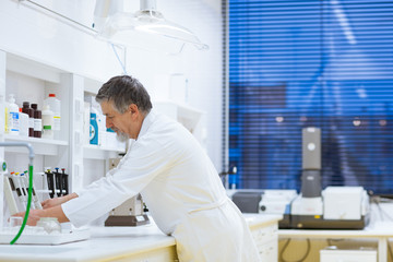 Obraz premium senior male researcher carrying out scientific research in a lab