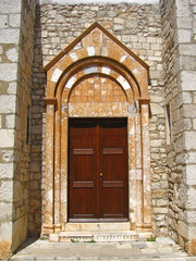 Fototapeta na wymiar Stare duże drewniane drzwi - przez portal - Krk Chorwacja