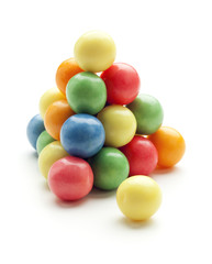 Kaugummi Kugeln gestapelt, isoliert