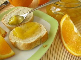 Orangenmarmelade auf Baguette
