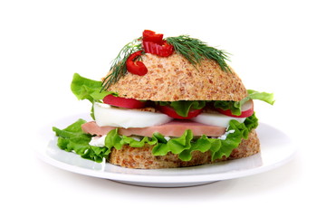 Sandwich of corn bread with lettuce and ham.