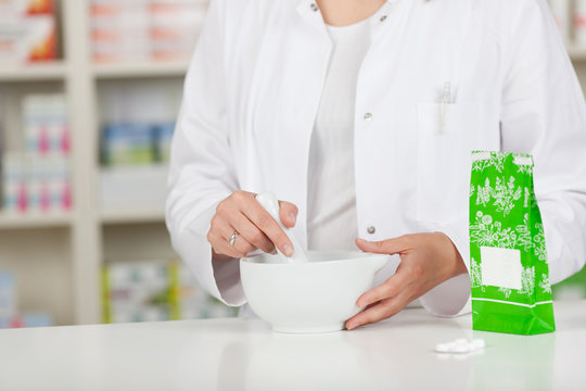 apothekerin arbeitet mit einem m&ouml;rser