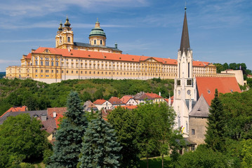 Stift Melk (Wachau) mit der Pfarrkirche im Vordergrund.