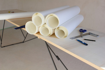 Tapezieren / Tapetenrolle mit Werkzeuge