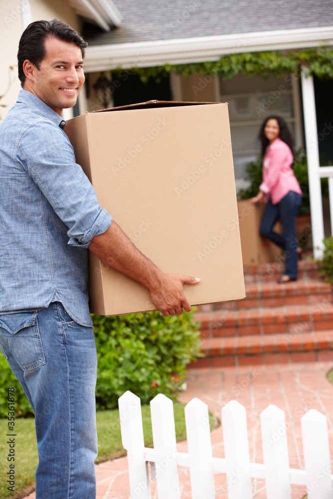 Wall mural Hispanic couple moving into new house