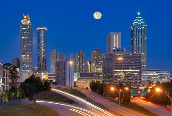 Fototapeta na wymiar Atlanta Skyline pod Pełni Księżyca