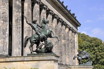 Reiterstandbilder vor dem alten Museum