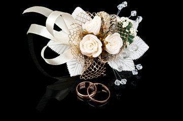boutonniere and golden wedding rings