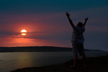 Fototapeta na wymiar Człowiek z zadowoleniem przyjmuje, sunset, słońce