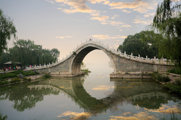 Fototapeta na wymiar Stone Arch Bridge w letnim pałacu