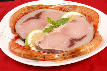 DUE FETTE DI PESCE SPADA CON GAMBERI