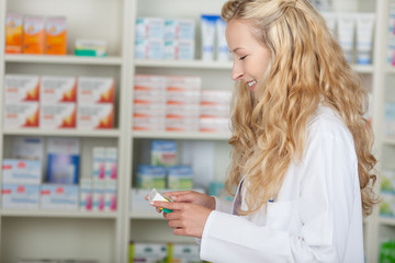 apothekerin mit medikament