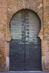 Portone in ferro con esterno in mattoni
