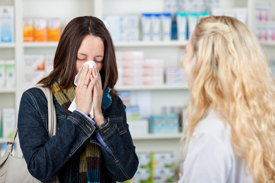 kundin mit schnupfen in der apotheke