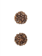 simbolo matematico della divisione fatto con i chicchi di caffe