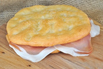 Focaccia con prosciutto